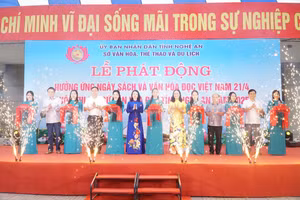 Cắt băng khai mạc hội sách chào mừng Ngày sách và văn hóa đọc tỉnh Nghệ An năm 2025. Ảnh: Hồ Lài