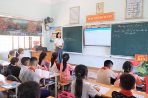 Giờ học của cô trò Trường Tiểu học Trung Phúc Cường 2 (Thiên Nhẫn, Nghệ An). Ảnh: Hồ Lài