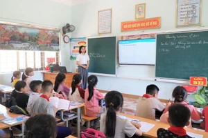 Giờ học của cô trò Trường Tiểu học Trung Phúc Cường 2 (Thiên Nhẫn, Nghệ An). Ảnh: Hồ Lài