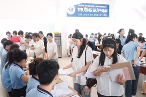 Tân sinh viên nhập học vào Trường Sư phạm, Trường Đại học Vinh (Nghệ An). Ảnh: Hồ Lài