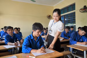 Giờ học các môn văn hóa tại Trung tâm GDNN-GDTX Anh Sơn, Nghệ An. Ảnh: Hồ Lài