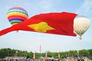 Đại kỳ Tổ quốc bay trên Quảng trường Hồ Chí Minh, kỷ niệm 135 năm ngày sinh của Người. (Ảnh: Hồ Lài)
