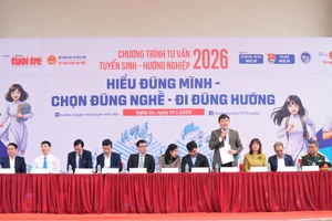 Ban tư vấn trực tiếp giải đáp thắc mắc của học sinh. Ảnh: Hồ Lài