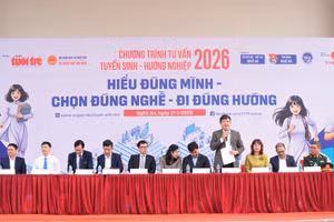 Ban tư vấn trực tiếp giải đáp thắc mắc của học sinh. Ảnh: Hồ Lài