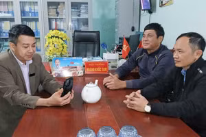 Hai thầy giáo Cao Xuân Tiến và Nguyễn Cảnh Thành (bên phải) đều có hơn 20 năm là giáo viên hợp đồng tại Trường THCS Phúc Sơn (Anh Sơn, Nghệ An). 