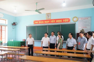 Đoàn công tác kiểm tra cơ sở vật chất phòng thi tại Trường THPT Đô Lương 3 (huyện Đô Lương, Nghệ An). Ảnh: Hồ Lài