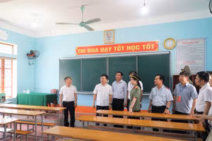 Đoàn công tác kiểm tra cơ sở vật chất phòng thi tại Trường THPT Đô Lương 3 (huyện Đô Lương, Nghệ An). Ảnh: Hồ Lài