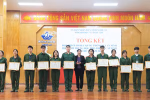 Ban tổ chức trao giải cho 14 học sinh đạt giải Nhất Hội thi giáo dục quốc phòng và an ninh học sinh trung học phổ thông cấp tỉnh lần thứ II, năm 2025. Ảnh: Hồ Lài