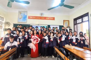 Giáo viên thi thực hành tiết sinh hoạt lớp tại Hội thi giáo viên chủ nhiệm lớp giỏi cấp tỉnh Nghệ An. Ảnh: NVCC