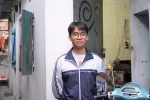 Trần Nguyên Khải trước phòng trọ nhỏ - nơi em ở suốt năm lớp 12 để tập trung cho việc học. Ảnh: Hồ Lài