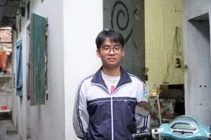 Trần Nguyên Khải trước phòng trọ nhỏ - nơi em ở suốt năm lớp 12 để tập trung cho việc học. Ảnh: Hồ Lài
