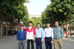 Hiệu trưởng Trường THPT chuyên Đại học Vinh cùng các thầy và học sinh đạt giải quốc gia môn Toán, Tin học. Ảnh: Hồ Lài