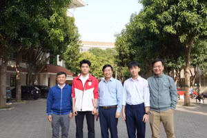 Hiệu trưởng Trường THPT chuyên Đại học Vinh cùng các thầy và học sinh đạt giải quốc gia môn Toán, Tin học. Ảnh: Hồ Lài