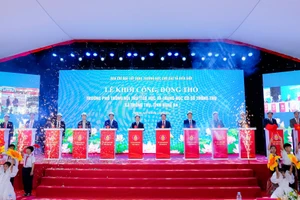 Các đại biểu thực hiện nghi thức khởi công Trường phổ thông nội trú liên cấp Tiểu học và THCS Thông Thụ, Nghệ An. 