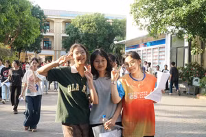 Thí sinh hoàn thành kỳ thi vào Trường THPT chuyên Phan Bội Châu (Nghệ An). Ảnh: Hồ Lài