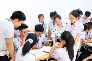 Giáo viên Trường THCS Trà Lân (huyện Con Cuông, Nghệ An) trao đổi bài trực tiếp theo nhóm học sinh. Ảnh: Hồ Lài