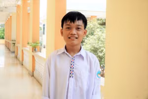 Em Vi Thanh Nhật đã chiến đấu với căn bệnh hiếm suốt gần 18 năm để trở thành sinh viên đại học. Ảnh: Hồ Lài