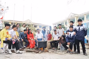 Trường THPT Nghi Lộc 5 (xã Phúc Lộc, Nghệ An) đỏ lửa nấu bánh chưng tặng học sinh toàn trường về ăn Tết Nguyên đán. Ảnh: Hồ Lài