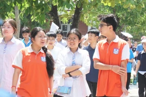 Thí sinh Nghệ An hoàn thành bài thi môn Ngữ văn vào lớp 10 năm 2025. Ảnh: Hồ Lài