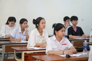 Thí sinh Nghệ An dự kỳ thi tuyển sinh vào lớp 10 năm 2025, môn Ngữ văn. Ảnh: Hồ Lài