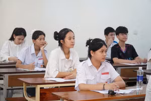 Thí sinh Nghệ An dự kỳ thi tuyển sinh vào lớp 10 năm 2025, môn Ngữ văn. Ảnh: Hồ Lài