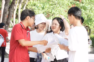 Thí sinh Nghệ An hoàn thành bài thi môn Tiếng Anh vào lớp 10. Ảnh: Hồ Lài