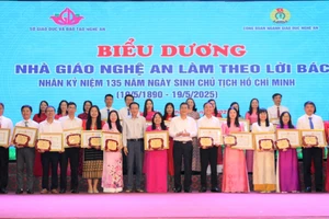 Sở GD&ĐT Nghệ An tặng giấy khen cho 135 nhà giáo làm theo lời Bác. Ảnh: Hồ Lài