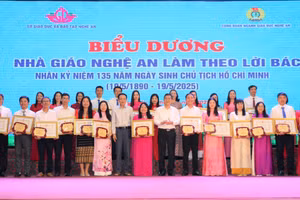 Sở GD&ĐT Nghệ An tặng giấy khen cho 135 nhà giáo làm theo lời Bác. Ảnh: Hồ Lài