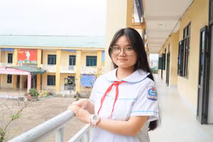 Em Lê Bảo Thi, Trường THCS Hải Hòa (Cửa Lò, Nghệ An) là thủ khoa học sinh giỏi tỉnh môn Ngữ văn năm học 2025-2026. Ảnh: Hồ Lài