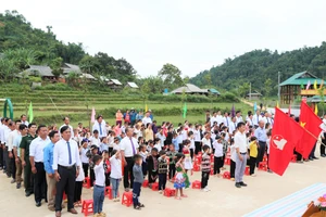 Thầy trò Trường Tiểu học Tri Lễ 4, xã biên giới Tri Lễ, Nghệ An. Ảnh: Hồ Lài