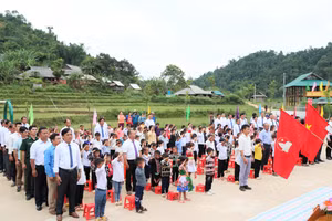 Thầy trò Trường Tiểu học Tri Lễ 4, xã biên giới Tri Lễ, Nghệ An. Ảnh: Hồ Lài