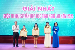 Ban tổ chức trao bằng khen của UBND tỉnh cho 3 học sinh đạt giải Nhất cuộc thi Đại sứ văn hóa đọc tỉnh Nghệ An năm 2025. Ảnh: Hồ Lài