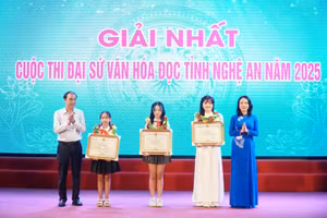 Ban tổ chức trao bằng khen của UBND tỉnh cho 3 học sinh đạt giải Nhất cuộc thi Đại sứ văn hóa đọc tỉnh Nghệ An năm 2025. Ảnh: Hồ Lài