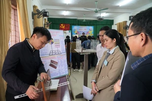 Ban giám khảo chấm sản phẩm tại Hội thi "Đồ dùng dạy học tự làm GDTX cấp THPT. Ảnh: Hồ Lài