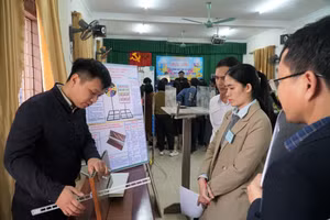 Ban giám khảo chấm sản phẩm tại Hội thi "Đồ dùng dạy học tự làm GDTX cấp THPT. Ảnh: Hồ Lài