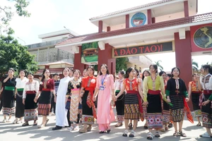 Cô trò Trường Phổ thông trung học Dân tộc nội trú tỉnh Nghệ An. Ảnh: Hồ Lài