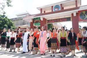 Cô trò Trường Phổ thông trung học Dân tộc nội trú tỉnh Nghệ An. Ảnh: Hồ Lài