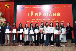 Giáo viên cốt cán THCS Nghệ An tham gia bồi dưỡng nâng chuẩn tiếng Anh quốc tế thi và nhận chứng chỉ IELTS. Ảnh: Hồ Lài