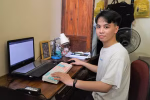 Em Lê Nguyên Thịnh đỗ đầu Kỳ thi tốt nghiệp THPT của tỉnh Nghệ An và là á khoa toàn quốc. Ảnh: Hồ Lài