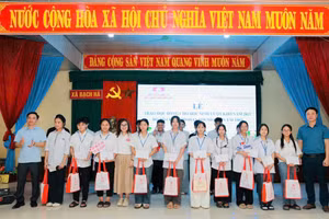 Ban tổ chức trao tặng học bổng và quà cho học sinh tại xã Bạch Hà, Nghệ An. 