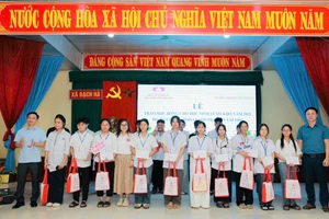 Ban tổ chức trao tặng học bổng và quà cho học sinh tại xã Bạch Hà, Nghệ An.