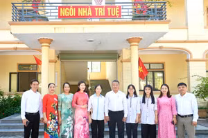 Cán bộ giáo viên Trường THPT Thanh Chương 3 (Cát Ngạn, Nghệ An) cùng các học sinh đạt kết quả cao tại Kỳ thi tốt nghiệp THPT năm 2025. Ảnh: Hồ Lài