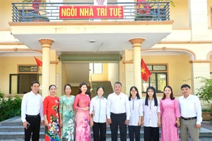 Cán bộ giáo viên Trường THPT Thanh Chương 3 (Cát Ngạn, Nghệ An) cùng các học sinh đạt kết quả cao tại Kỳ thi tốt nghiệp THPT năm 2025. Ảnh: Hồ Lài