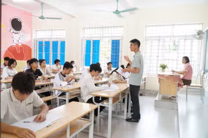 Thí sinh Nghệ An dự thi tuyển sinh vào lớp 10 THPT năm 2024. Ảnh: Hồ Lài