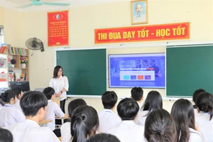 Giáo viên Trường THCS Hà Huy Tập (TP Vinh, Nghệ An) tư vấn cho học sinh đăng ký nguyện vọng vào lớp 10. Ảnh: Hồ Lài