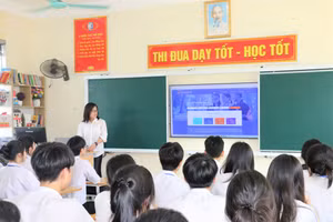 Giáo viên Trường THCS Hà Huy Tập (TP Vinh, Nghệ An) tư vấn cho học sinh đăng ký nguyện vọng vào lớp 10. Ảnh: Hồ Lài