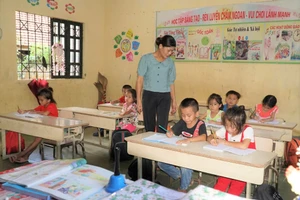 Cô trò Trường Phổ thông DTBT Tiểu học Nga My, xã Nga My, Nghệ An. Ảnh: Hồ Lài