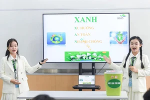 Hà Thị Hiền Anh (lớp 12C2) và Hoàng Trà My (lớp 10C7), Trường THPT Huỳnh Thúc Kháng, TP Vinh, Nghệ An giành giải Nhất cuộc thi Hùng biện – tranh biện “Tiếng nói xanh”. Ảnh: NVCC