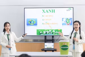 Hà Thị Hiền Anh (lớp 12C2) và Hoàng Trà My (lớp 10C7), Trường THPT Huỳnh Thúc Kháng, TP Vinh, Nghệ An giành giải Nhất cuộc thi Hùng biện – tranh biện “Tiếng nói xanh”. Ảnh: NVCC