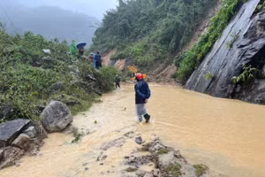 Mưa lớn gây sạt lở, giao thông chia cắt cục bộ tại xã Thông Thụ, Nghệ An. Ảnh: CTV